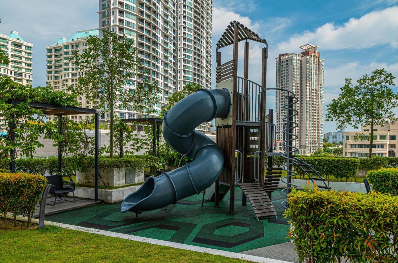 Fantasy Funland Retreat By The Only Bnb Tanjung Tokong Exterior foto